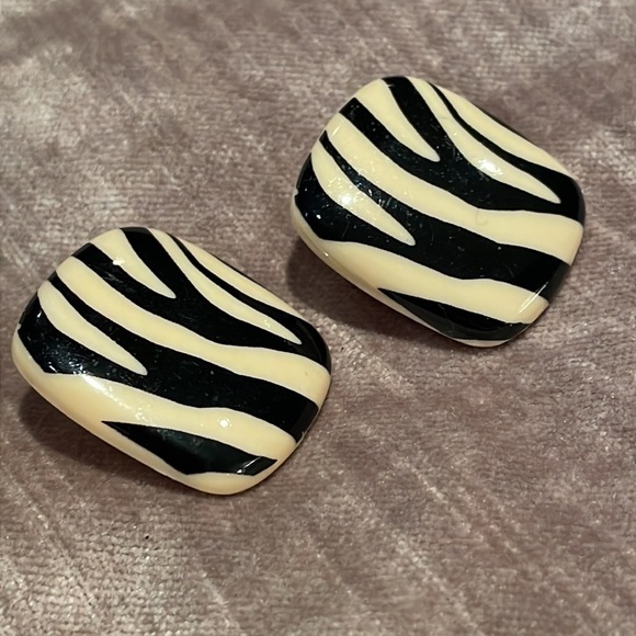 80’s Zebra Stripe Earrings Lucite Cream & Black - Picture 8 of 10